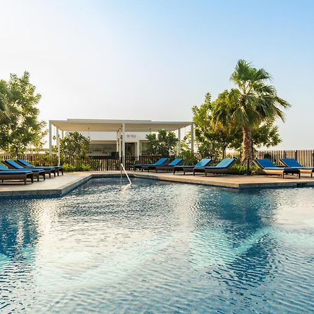 Radisson Dubai Damac Hills Hotel Ngoại thất bức ảnh
