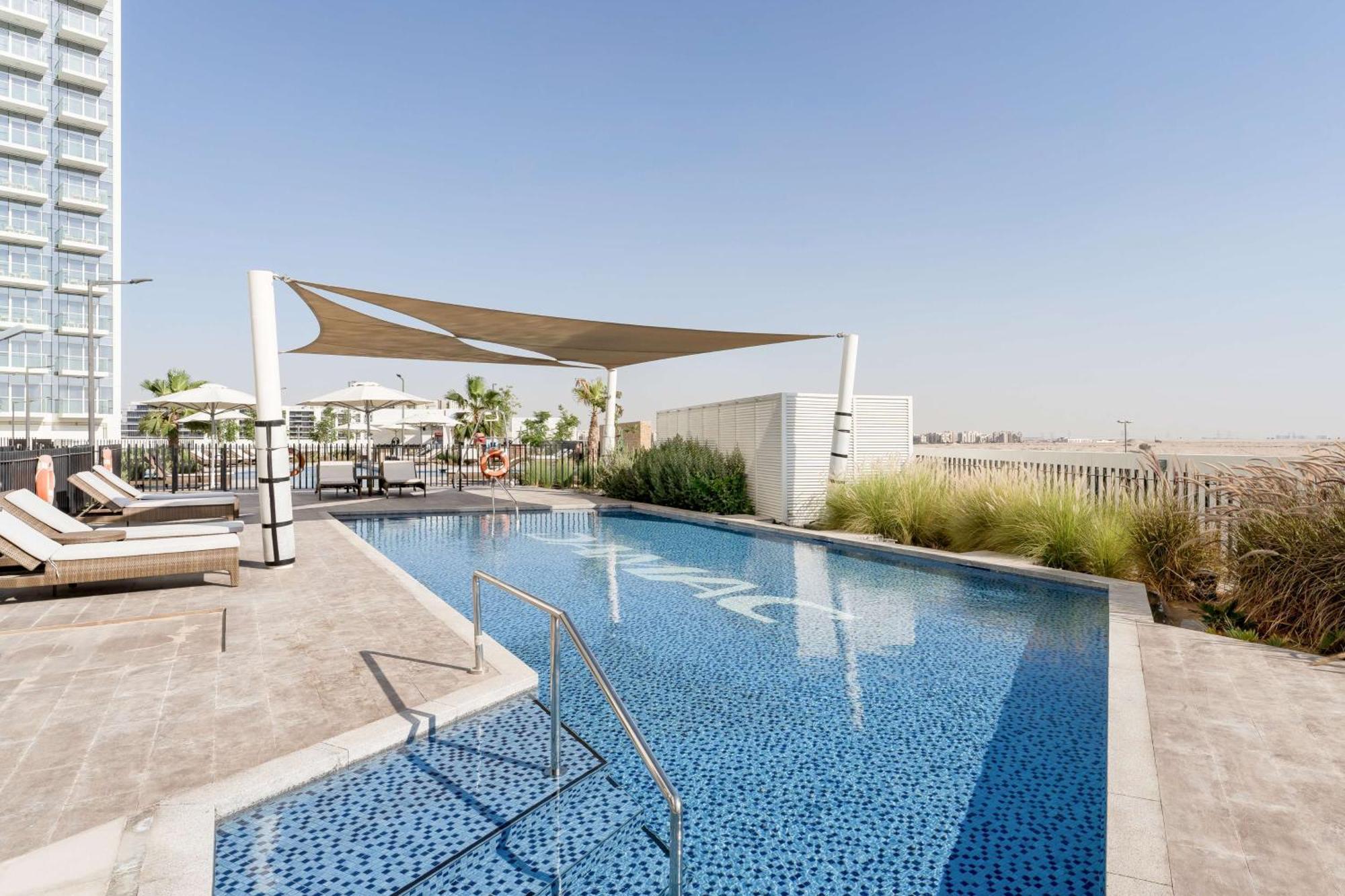 Radisson Dubai Damac Hills Hotel Ngoại thất bức ảnh