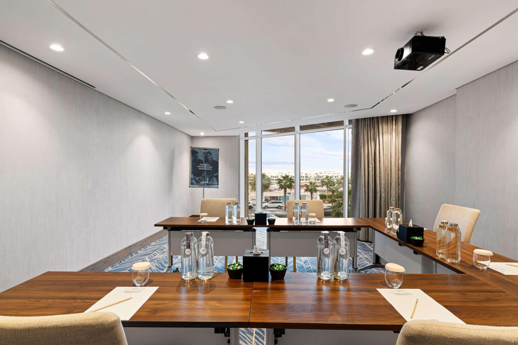 Radisson Dubai Damac Hills Hotel Ngoại thất bức ảnh