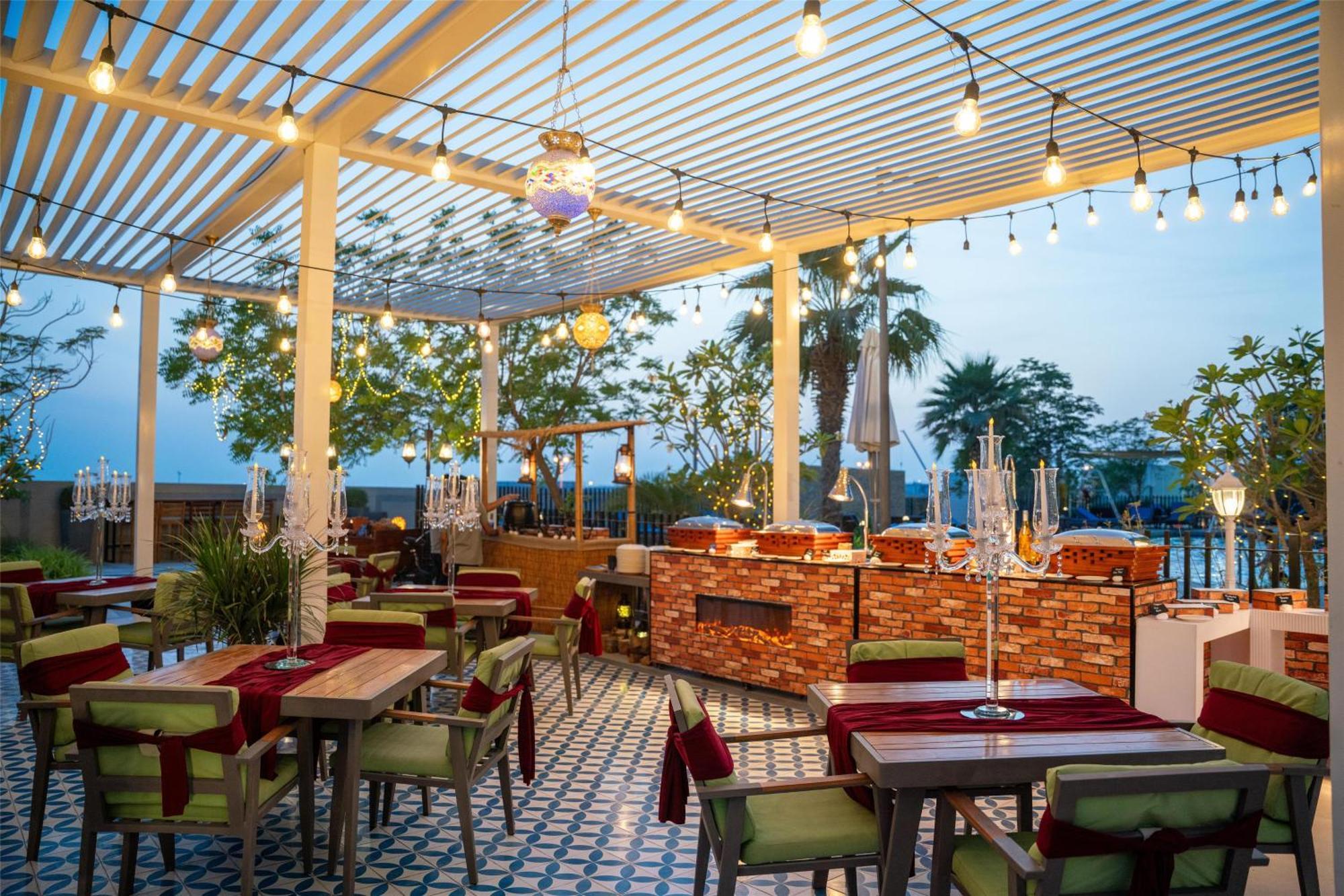 Radisson Dubai Damac Hills Hotel Ngoại thất bức ảnh